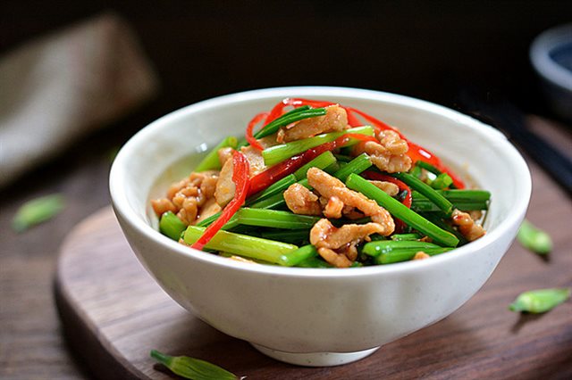 Thịt Heo Xào Hẹ Với Đậu Hũ Cay Thơm