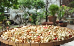 Đem đu đủ, cà rốt, su hào, ớt, hành, củ kiệu đi phơi nắng. Thời gian phơi thường là khoảng 20 giờ nắng. Cho đến khi nguyên liệu đã khô va teo lại thì có thể đem vào.