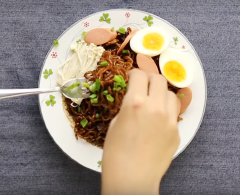 Sau đó đặt lần lượt lên đĩa các món ăn kèm như nấm kim châm luộc, trứng luộc, xúc xích, hành lá...vừa giúp trang trí cho đẹp đĩa mì bay vừa làm tăng thêm hương vị cho món ăn ngon độc đáo này. Cuối cùng bạn đã có đĩa mì bay tự làm ấn tượng, hương vị hấp dẫn, khoe với bạn bè ngay.