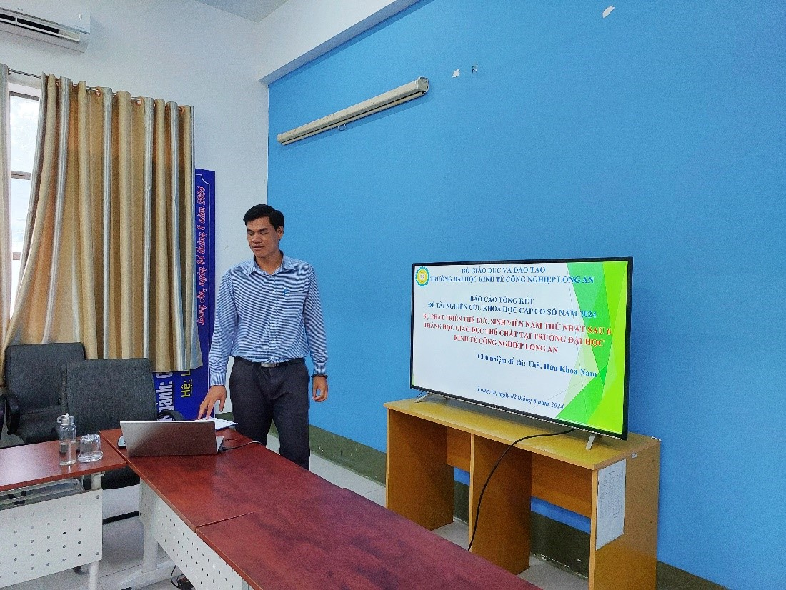 Các thành viên thực hiện trình bày đề tài trước hội đồng