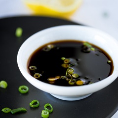 Thưởng thức thôi nào. Nước chấm đậm vị ngon tuyệt, các vị mặn ngọt chua hài hòa với nhau một cách rất tự nhiên, khiến bạn ăn hoài, ăn mãi cũng chẳng ngán đâu.