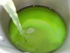 Cho vào nồi 10g bột rau câu, 160g đường, 500ml nước và nước lá dứa, nấu lửa vừa cho đến khi rau câu tan trong, hớt bỏ bọt. Bây giờ bạn hãy đổ từng ít trứng vào khuấy vòng cho các mảng trứng tơi nổi bồng bềnh. Nấu thêm 1-2 phút nữa là tắt bếp. Đổ nước rau câu lá dứa vào khuôn, để vào ngăn mát tủ lạnh 30 phút cho thạch hơi đông.
