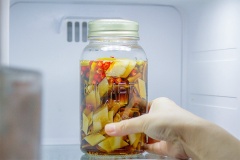 Cuối cùng chế phần nước ngâm đã chuẩn bị vào hũ củ cải, đậy nắp kín và lắc đều rồi cho vào ngăn mát tủ lạnh để ngâm qua đêm. Hôm sau bạn có thể lấy ra dùng được rồi nha. Nếu thích có thể ngâm lâu hơn rồi hẳn ăn.