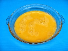 Đổ bột mì ra đĩa, lăn đều thịt gà qua bột mì. Đập trứng gà ra chén, khuấy đều. Sau khi lăn thịt gà qua bột mì, tiếp tục nhúng thịt gà vào trứng gà và lăn qua hỗn hợp bột chiên xù đã trộn ở trên. Thế là nguyên liệu là gà chiên xù đã sơ chế hoàn tất. Làm tương tự cho hết thịt gà.