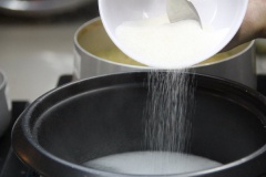 Nấu sôi 1 lít nước. Cho đường và rau câu vào, khuấy cho tan.