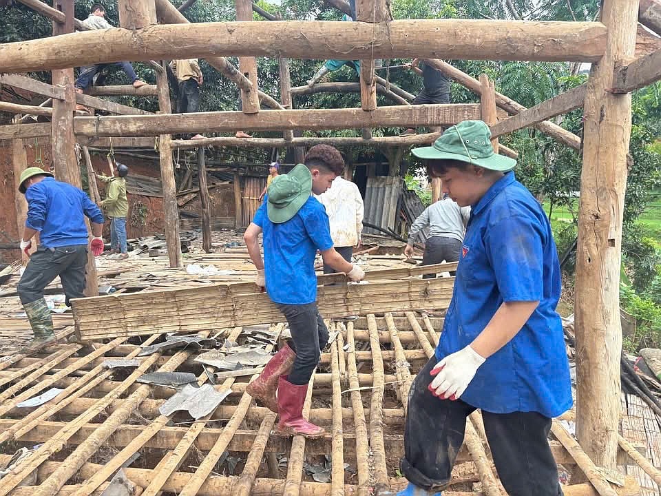 Tuổi trẻ Trường Đại học Tây Bắc phát huy tinh thần tình nguyện, xung kích vì cộng đồng, tham gia hỗ trợ khắc phục hậu quả mưa lũ