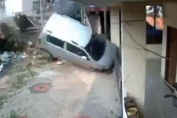 Ô tô nổ lốp lao xuyên tường, rơi thẳng vào sân nhà dân - Tạp chí Doanh Nghiệp Việt Nam