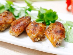 Cánh gà nướng sả với thịt cánh gà nhiều thịt, dai thơm, béo và ít ngấy, tẩm đều gia vị, đặc biệt hương sả thơm phức giúp món nướng có nét đặc trưng riêng. Gà nướng lò rất tiện lợi luôn nhé!