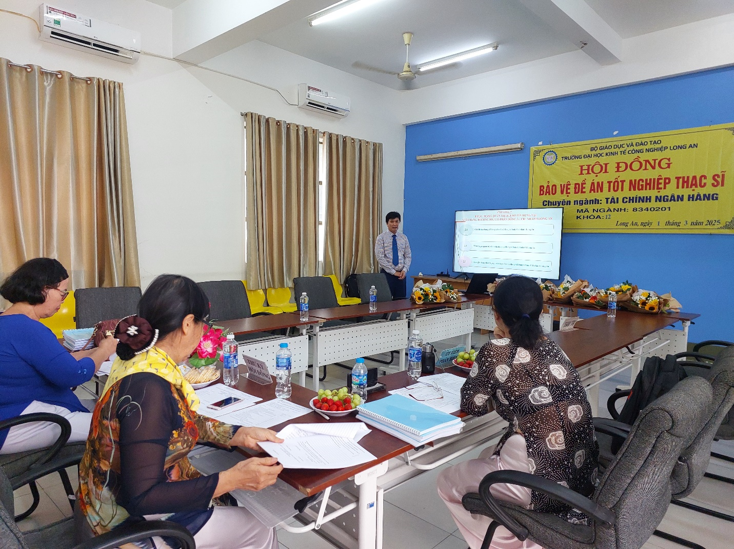 Học viên trình bày đề án trước hội đồng