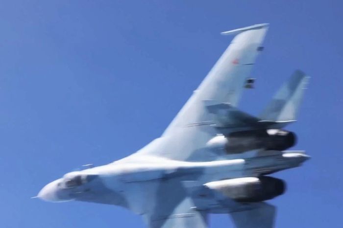 Anh công bố video cáo buộc Su-27 và Su-35 Nga áp sát nguy hiểm trinh sát cơ RC-135W trên Biển Đen - Báo Pháp Luật TP.HCM