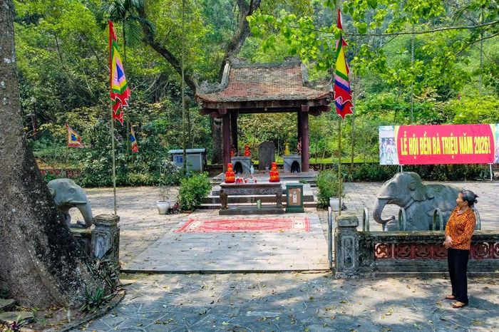 Thăm mộ Vua Bà - Báo Thanh Hóa