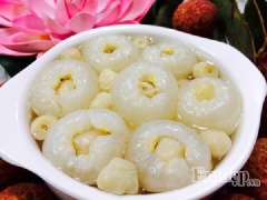 Cho chè vải hạt sen vào ngăn mát tủ lạnh khoảng 1-2h cho chè mát lạnh là có thể thưởng thức, có thể dùng thêm với đá bào cho thêm mát lạnh.