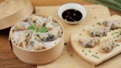 Bánh chín có lớp vỏ mỏng mềm dẻo, trong suốt, quyện với phần nhân vừa ăn. Bạn có thể chấm cùng nước tương ớt cắt khoanh hoặc tương ớt để tăng thêm hương vị. Với công thức vỏ bột này bạn có thể ứng dụng cùng nhiều loại nhân khác nhau tùy theo sở thích.