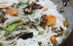 Cho bánh phở vào, đảo đều 1 phút. Tắt bếp, cho món ăn ra đĩa và dùng ngay.