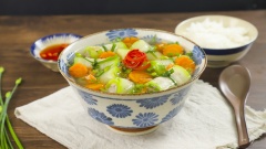 Múc canh ra tô và thưởng thức, ăn kèm với cơm nóng hổi. Khi thưởng thức bạn sẽ cảm nhận được vị ngọt thanh của bí đao cuộn với phần nhân tôm thịt đậm đà cộng với vị thanh thanh từ nước dùng, tất cả sẽ hòa quyện lại tạo nên một hương vị rất riêng cho món canh này.