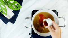 Bắc lên bếp một chiếc nồi khác, cho vào 1 muỗng canh dầu ăn rồi đun nóng, sau đó thêm 15gr hành tím thái lát vào phi vàng. Tiếp đến cho thêm 15gr sả băm, 15gr ớt sừng bỏ hạt thái nhỏ rồi xào thơm. Lọc lấy nước dùng tôm vào nồi, bỏ đi phần đầu tôm. Nêm nếm với 2 muỗng canh đường phèn, 2 muỗng canh ớt sa tế, 1 muỗng canh nước mắm, 1 muỗng canh hạt nêm, nấu sôi lên là dùng được.