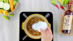 Chế vào nồi 100ml nước mắm, 100gr đường và 30ml nước lọc. Khuấy đều cho đường tan rồi đun đến khi hỗn hợp sôi lên.