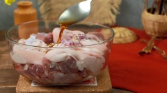 Chân giò mua về rửa sạch, chặt thành từng khoanh tròn. Sau đó ướp 700gr chân giò với 15gr hành tím, 1 muỗng canh hạt nêm, 1/2 muỗng canh tiêu và 1 muỗng canh nước mắm. Để chân giò ngấm gia vị trong khoảng 30 phút.