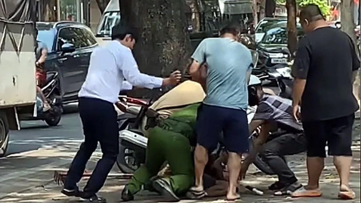 Cảnh sát khống chế đối tượng mang bồ cào đập phá ô tô trên phố - Báo Công An Nhân Dân