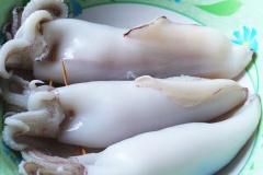 Nhồi thịt vào bên trong thân mực. Dùng tăm xiên chặt đầu lại.