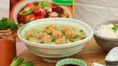 Múc canh ra tô và dùng nóng với cơm trắng. Món canh thực hiện khá đơn giản nhưng vẫn đảm bảo đầy đủ dinh dưỡng với cải ngọt thanh mát cùng thịt viên hấp dẫn, đã có công thức rồi, hãy vào bếp và thực hiện món canh này cho bé yêu nhà mình nhé!