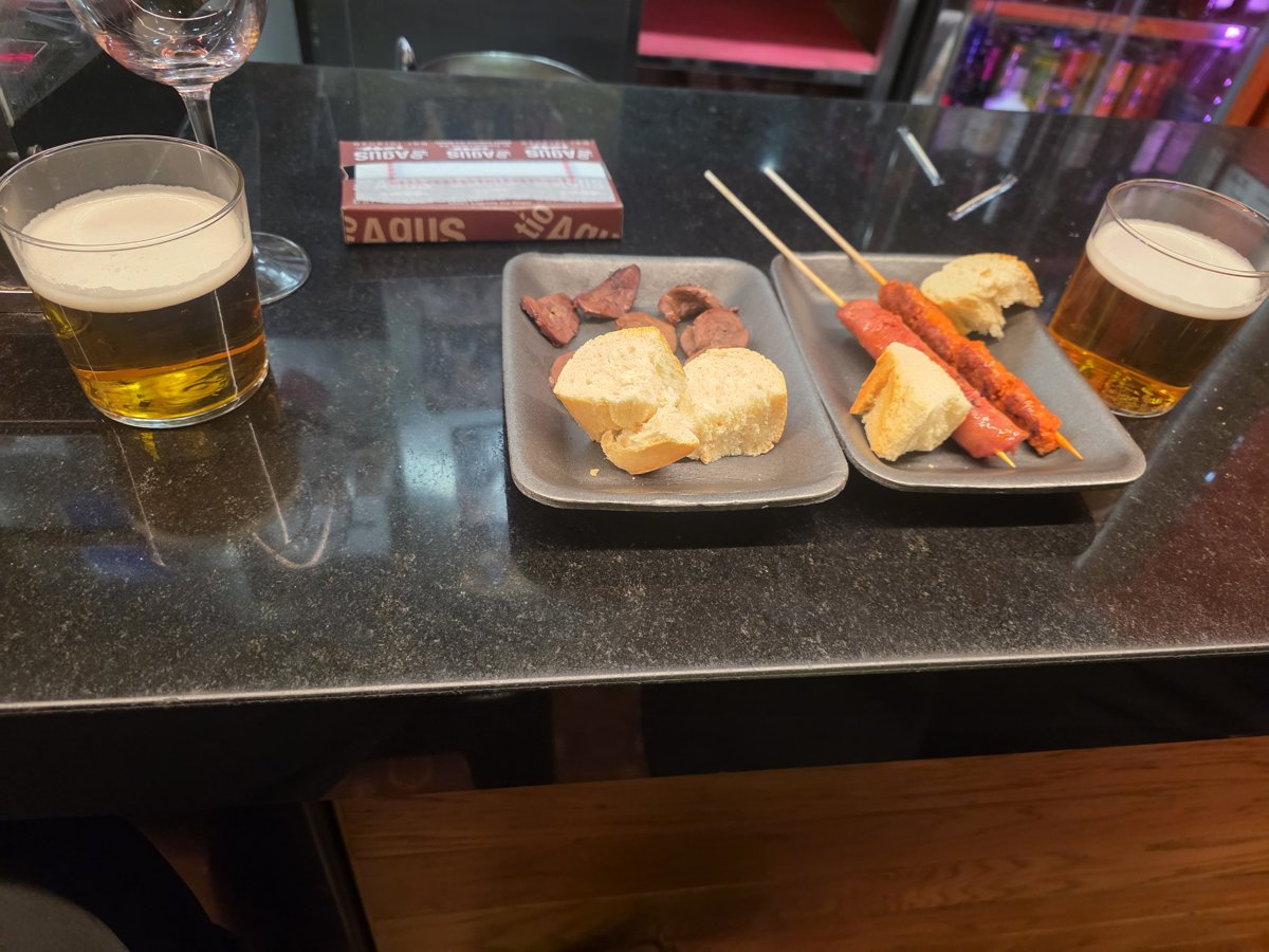 바르에서 맛본 핀초스와 생맥주 — 소도시 바르에서는 현금을 자주 썼다