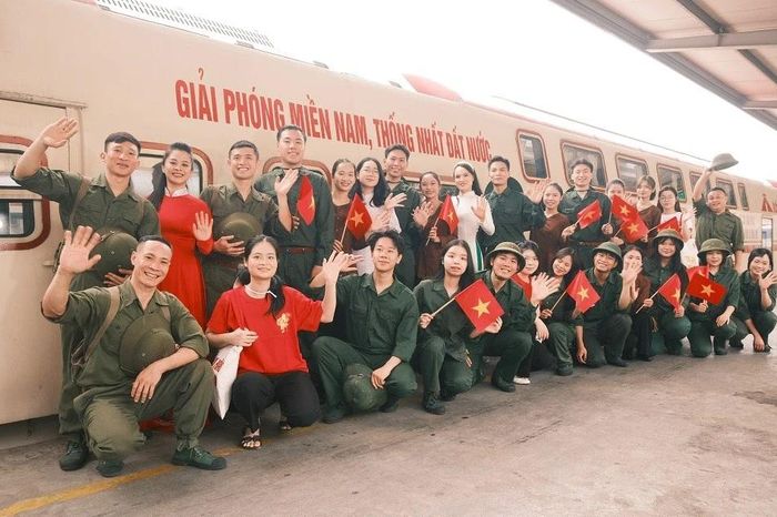 'Chuyến tàu đoàn viên' đưa ký ức 30/4 sống dậy giữa lòng Hà Nội - Báo Tri thức &amp; Cuộc sống