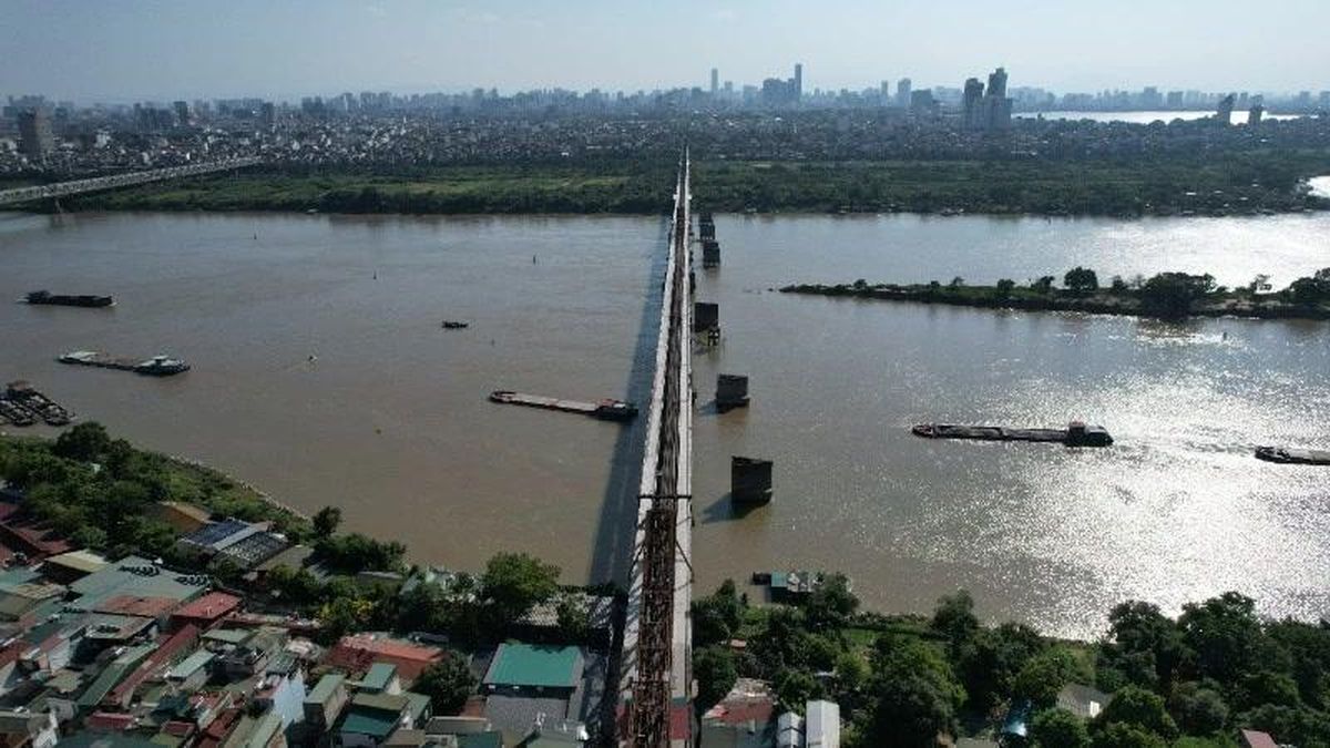 [Video] Nỗ lực trong nắng nóng rát để đúng ngày 28/5 thông xe trở lại cầu Long Biên - Báo Nhân Dân