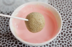 Nhúng bánh vào hỗn hợp chocolate trắng, đặt ra khay, cho vào ngăn mát tủ lạnh để chocolate khô lại.