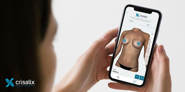 Patient à domicile utilisant un smartphone pour visualiser une simulation 3D dans l’application Crisalix pour le patient. 2400px x 1200px.