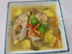 Tắt bếp, múc canh ra tô, để nguội. Thêm ớt vào nếu muốn ăn cay và dùng với cơm.
