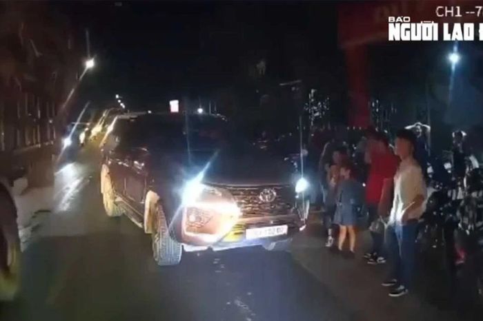 CLIP: Xe con ngang nhiên đậu ngược chiều trên Quốc lộ 29 - Báo Gia Lai