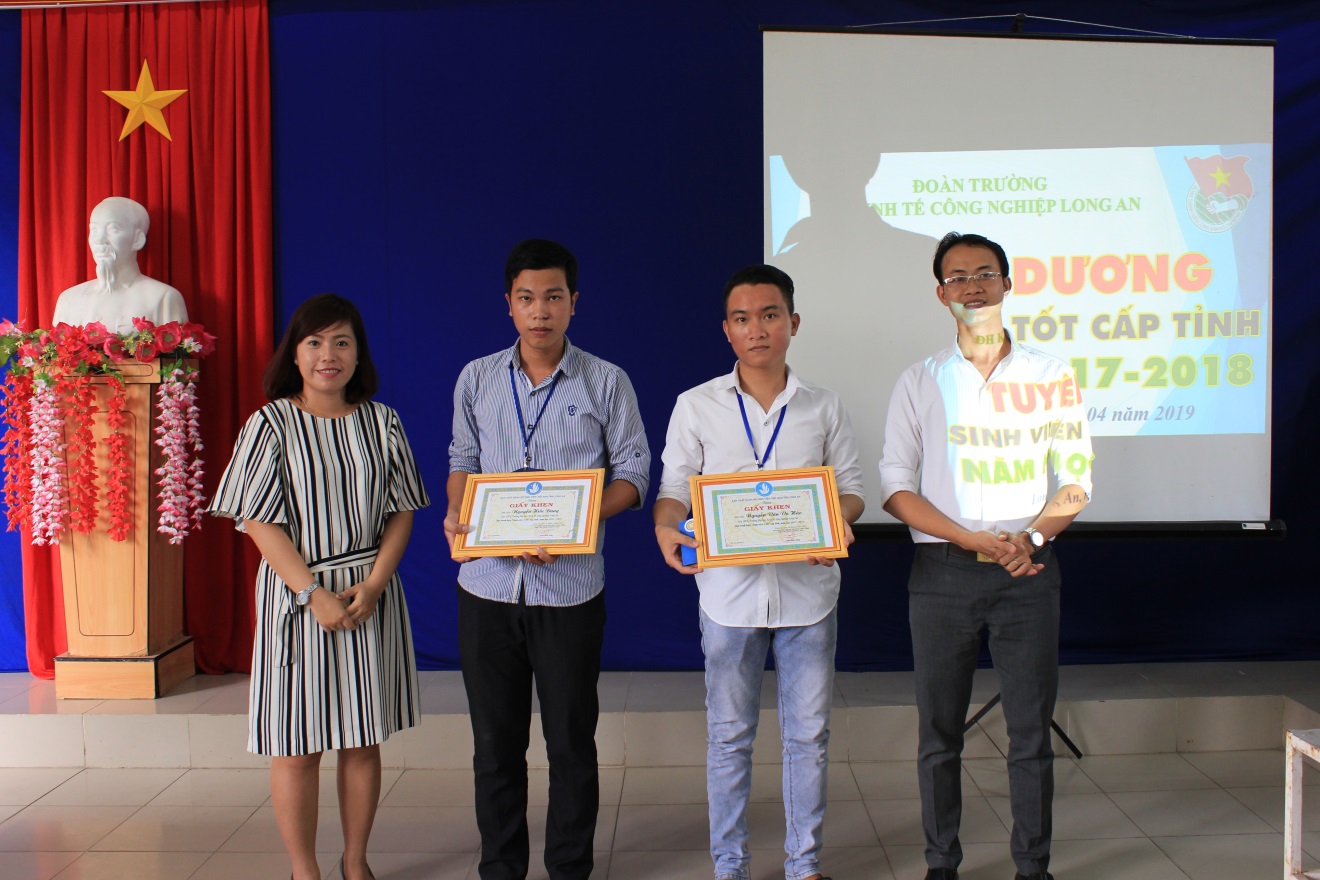 Đoàn Trường tuyên dương cho 2 đoàn viên đạt danh hiệu Sinh Viên 5 Tốt cấp Tỉnh