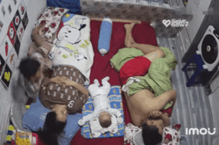 Vợ chồng trẻ say ngủ, lúc check camera liền thấy cảnh 'khó nói thành lời' - Tạp chí SaoStar