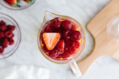 Rót cocktail trái cây ra ly, trang trí thêm ít lá bạc hà cho đẹp mắt là có thể nhâm nhi rồi nhé! Những ai uống được rượu mạnh thì đây có lẽ là thức uống tráng miệng hiệu quả cho mỗi bữa cơm gia đình đấy!