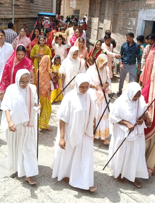 आगम साहित्य में संवत्सरी चार्तुमास के 49 या 50 दिन पुरे होने पर 69 या 70 दिन रहने पर मनाई जाती है | खरतरगच्छ श्रीसंघ में भाद्र शुक्ल चतुर्थी के दिन संवत्सरी पर्व, पुर्व- त्याग प्रत्याख्यान,उपवास, पौषध, सामयिक, स्वाध्याय,ओर संयम से मनाया जाता हैं 