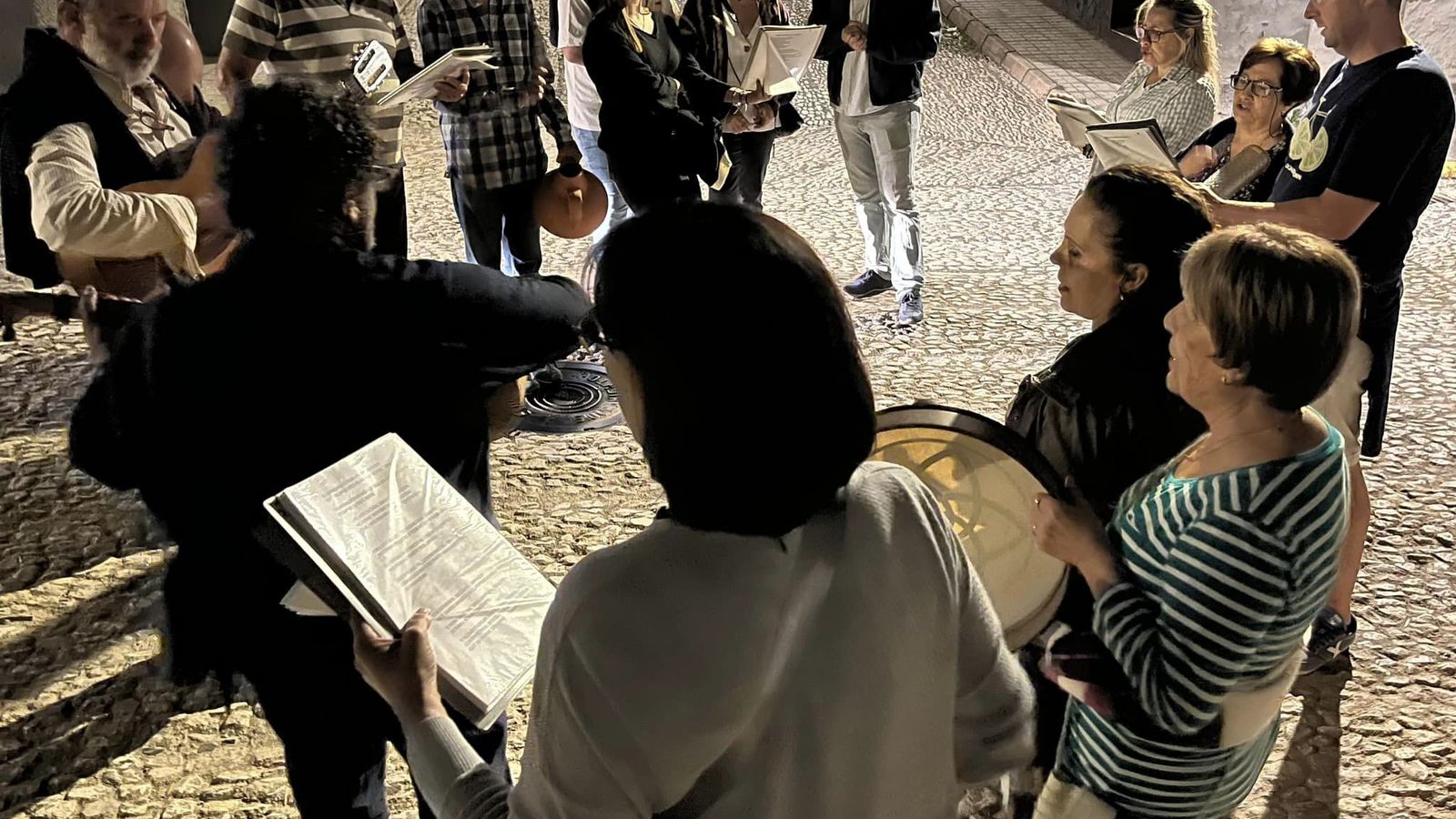 Women and men rehearse together with the campanillero choir in Galaroza.