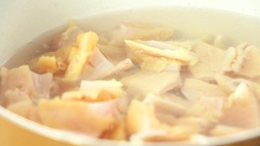 500gr sụn gà mua về, rửa sạch với giấm và gừng. Sau đó luộc sơ rồi ngâm với nước lạnh, để ráo.