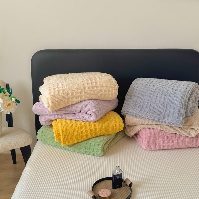 Fluffy coral fleece blanket for relaxing breaks