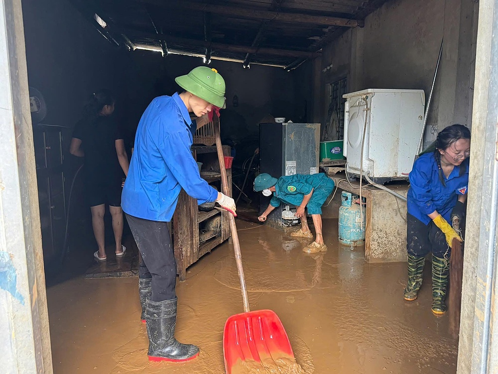 Tuổi trẻ Trường Đại học Tây Bắc phát huy tinh thần tình nguyện, xung kích vì cộng đồng, tham gia hỗ trợ khắc phục hậu quả mưa lũ