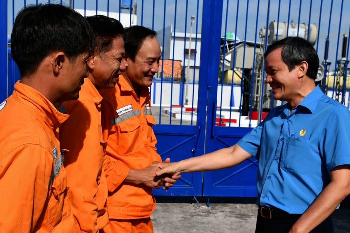 Công đoàn EVNSPC đồng hành, sẻ chia cùng người lao động - Báo VTC News