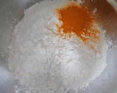 Trong thố lớn, trộn đều 300g bột gạo, 80g bột năng, 1/2 muỗng cà phê muối muối, 2 muỗng cà phê bột nghệ và 800ml nước vào một âu. Để hỗn hợp yên khoảng 30 phút.