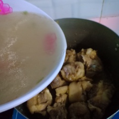 Nấu bánh canh: phi thơm dầu với củ nén, cho xương heo đã ướp vào um trong vòng 3 phút. Cho tiếp nước dùng heo đã luộc vào. Đậy xoong lại và nấu sôi.