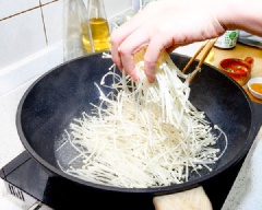 Tận dụng nước luộc bò, chần nấm kim châm qua 2 phút rồi vớt ra để riêng.