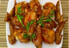 Cho cánh gà chiên nước mắm ra đĩa, trang trí rau ngò cho thêm đẹp mắt là hoàn thành rồi nè. Cánh gà chiên mắm phải được dùng nóng mới ngon nè, ăn cùng với chén cơm trắng bùi bùi, tô canh khổ qua đăng đắng thì quá tuyệt vời phải không nào. Cách làm cánh gà chiên mắm không hề khó một chút nào, các bạn nhớ lưu công thức lại nhé.