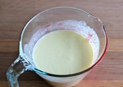 Cho bột mì, đường, bột nổi, baking soda và muối với nhau. Cho 3 muỗng canh bơ lạt để tan chảy, kem chua, sữa tươi, trứng gà vào thố, dùng máy đánh trứng đánh tan hỗn hợp. Sau đó trút hỗn hợp bột bên trên vào khuấy đều, rây mịn.