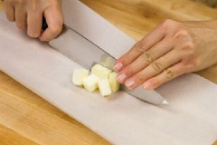 Đầu tiên, cắt chocolate trắng thành từng miếng nhỏ. Bơ cũng cắt tương tự như chocolate trắng.