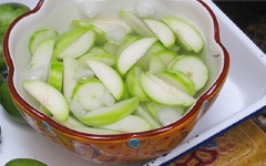 Cóc gọt vỏ, cắt thành từng khoanh tròn, mỏng tùy thích. Ngâm cóc trong tô nước có cho đá viên khoảng 30 phút để cóc bớt chua và giòn hơn.