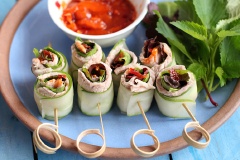 Khéo léo cuộn thịt bao lấy rau, sau đó cuộn một lát dưa leo bên ngoài như trong hình, dùng que xiên để cố định.