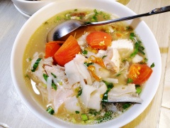 Cho rau thơm vào, tắt bếp. Múc ra tô và thưởng thức thôi nào!